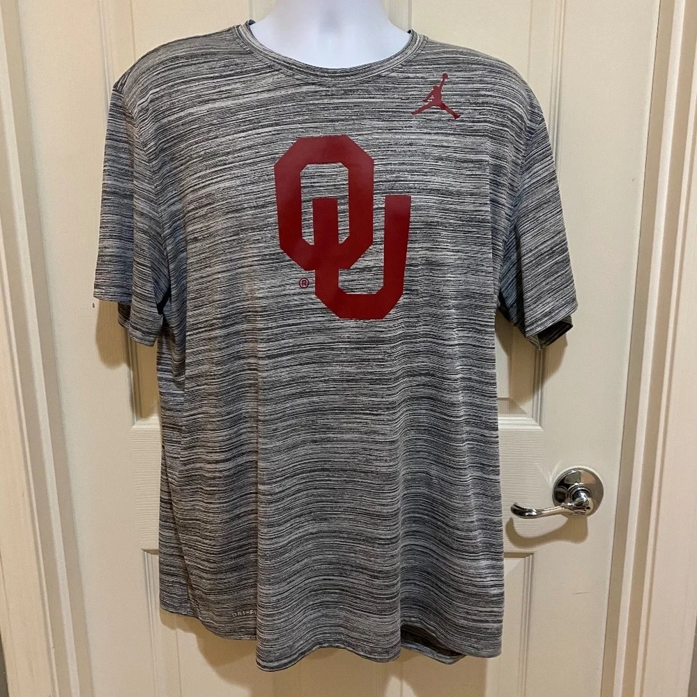 NIKE Dri-Fit Jordan Men's Gray and Red OU Boomer Sooner Logo T-Shirt (XL)